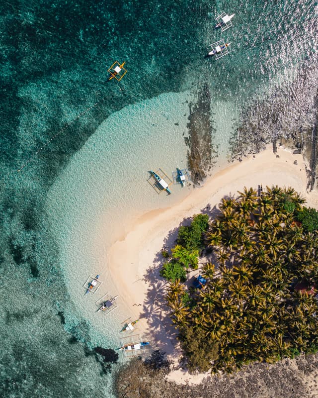 img5-https://unsplash.com/photos/boats-near-seashore-4flavNqoVZc
